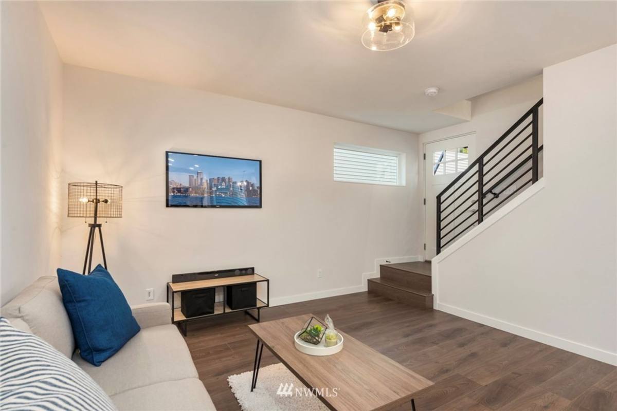 Townhouse for rent at 915 N 103rd St #B, Seattle, WA 98133