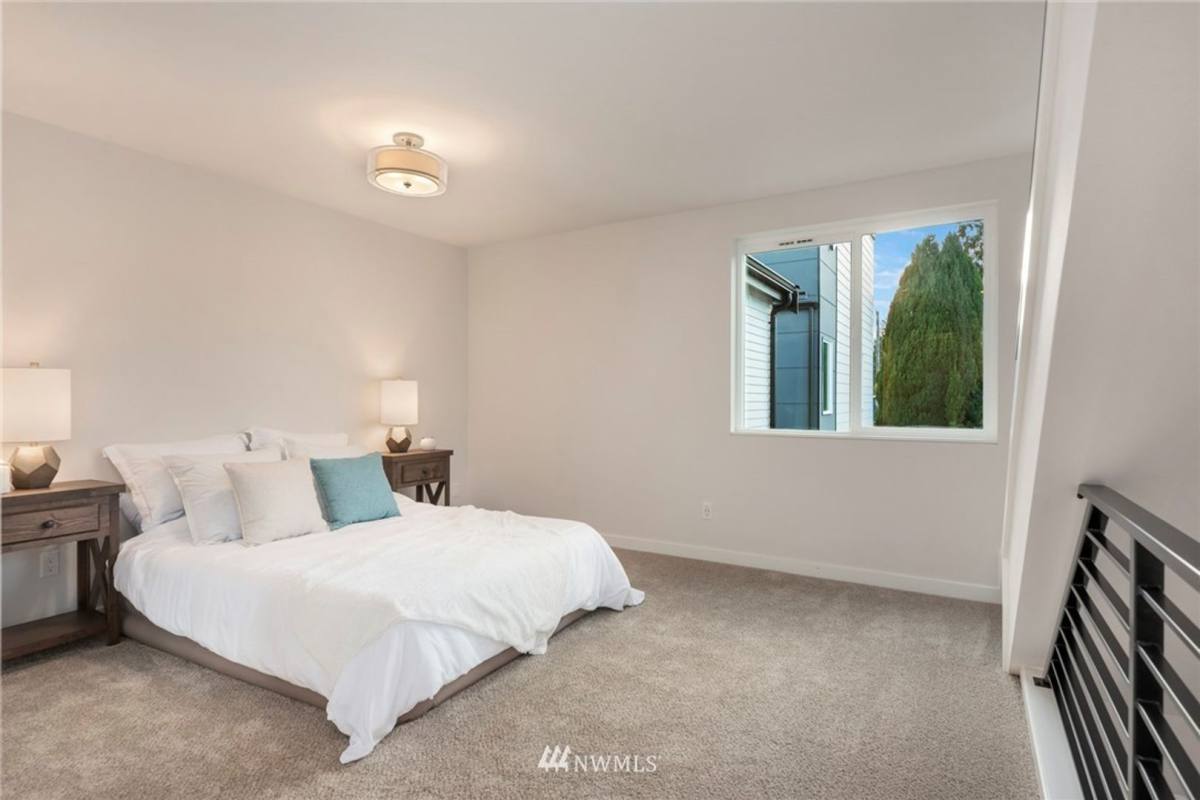 Townhouse for rent at 915 N 103rd St #B, Seattle, WA 98133