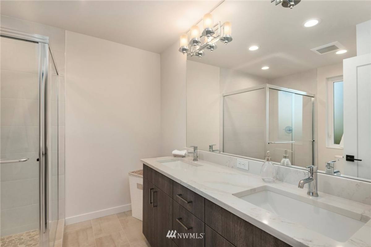Townhouse for rent at 915 N 103rd St #B, Seattle, WA 98133