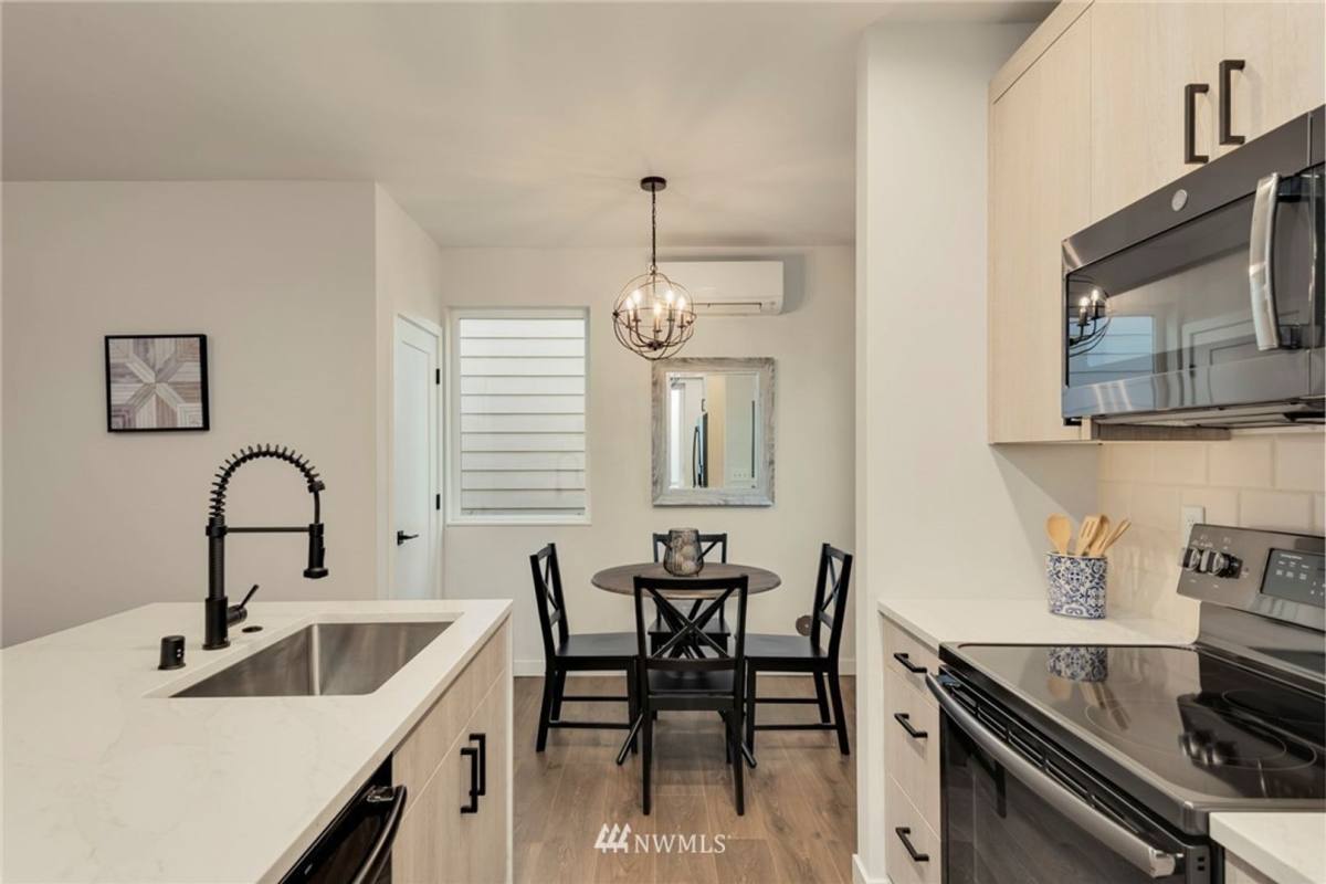 Townhouse for rent at 915 N 103rd St #B, Seattle, WA 98133