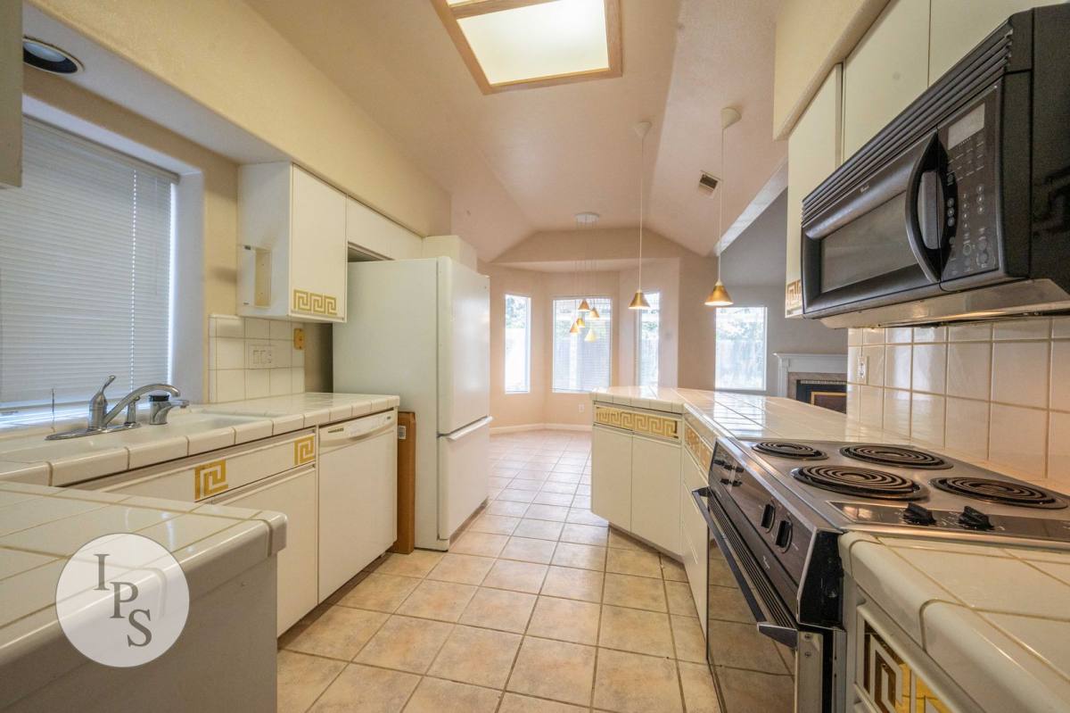 House for rent at 1936 E Quincy Ave, Fresno, CA 93720