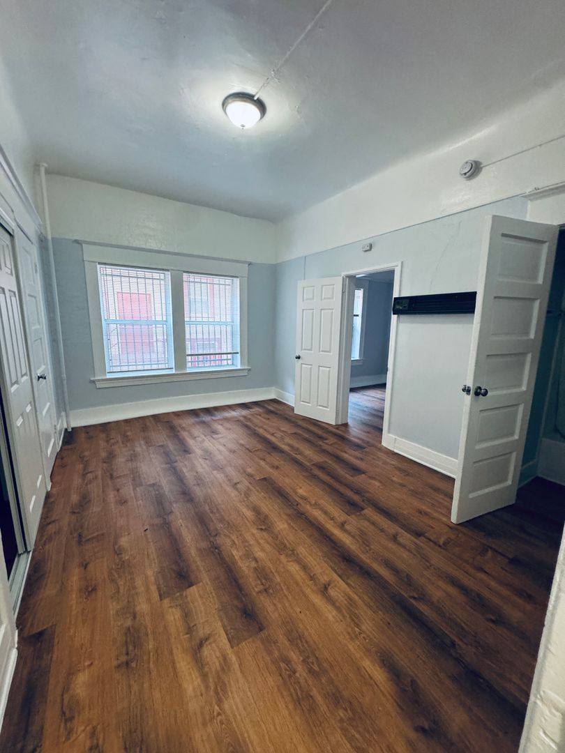 Apartment for rent at 925 S Alvarado St, Los Angeles, CA 90006