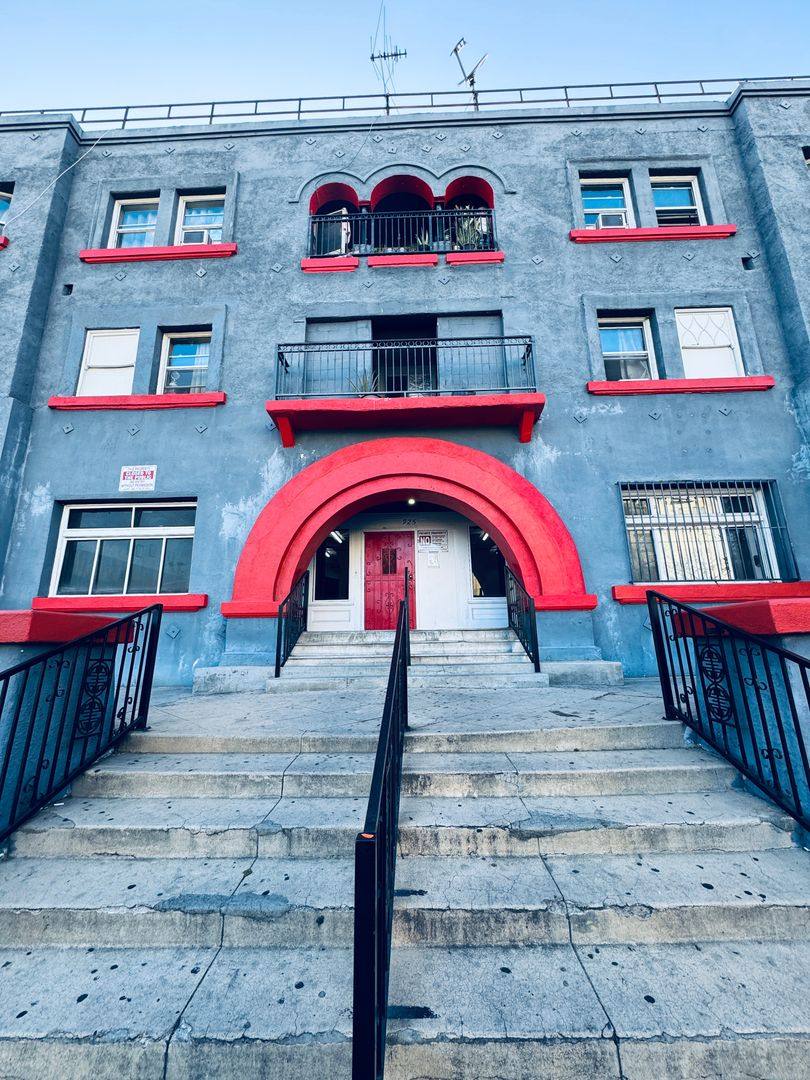 Apartment for rent at 925 S Alvarado St, Los Angeles, CA 90006