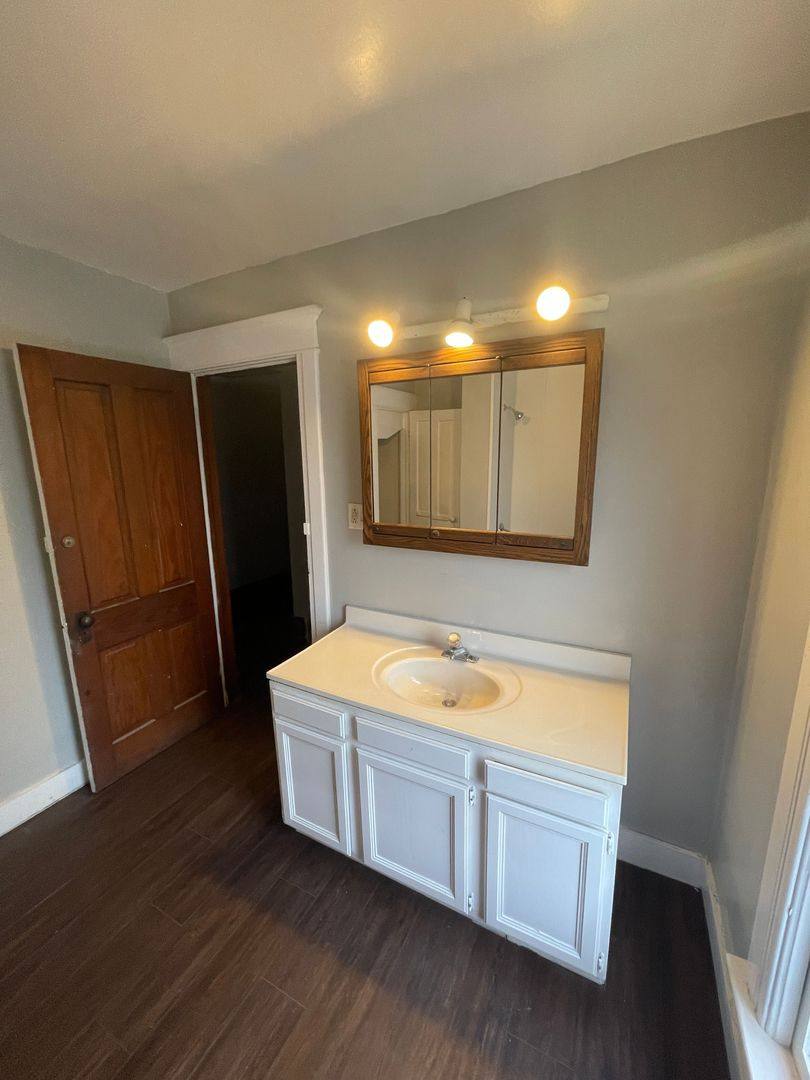 Apartment for rent at 727 S St, Waterloo, IA 50701