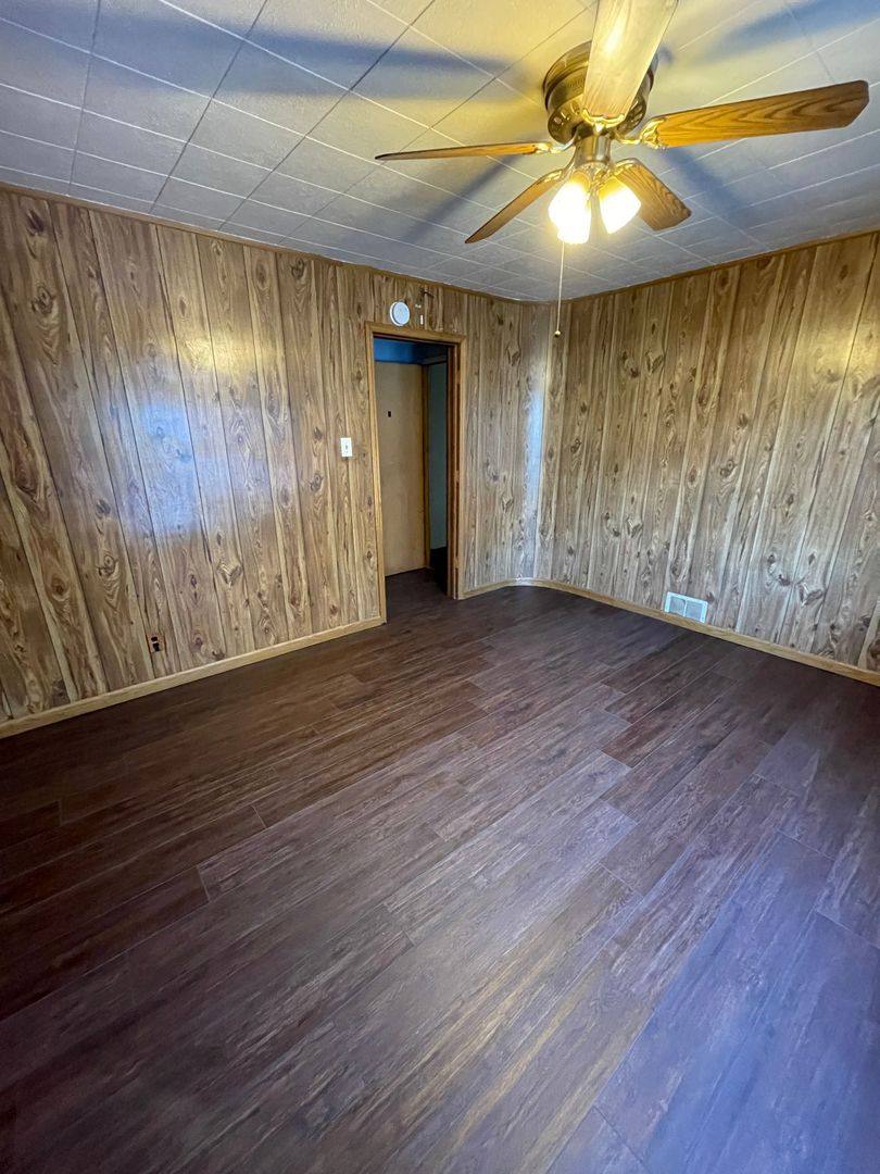 Apartment for rent at 727 S St, Waterloo, IA 50701
