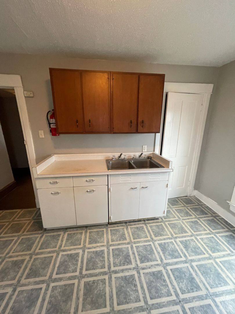 Apartment for rent at 727 S St, Waterloo, IA 50701