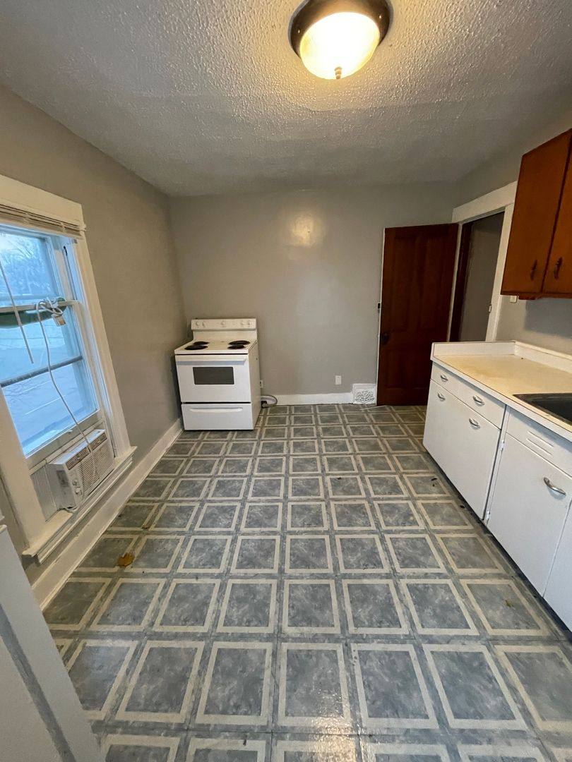 Apartment for rent at 727 S St, Waterloo, IA 50701