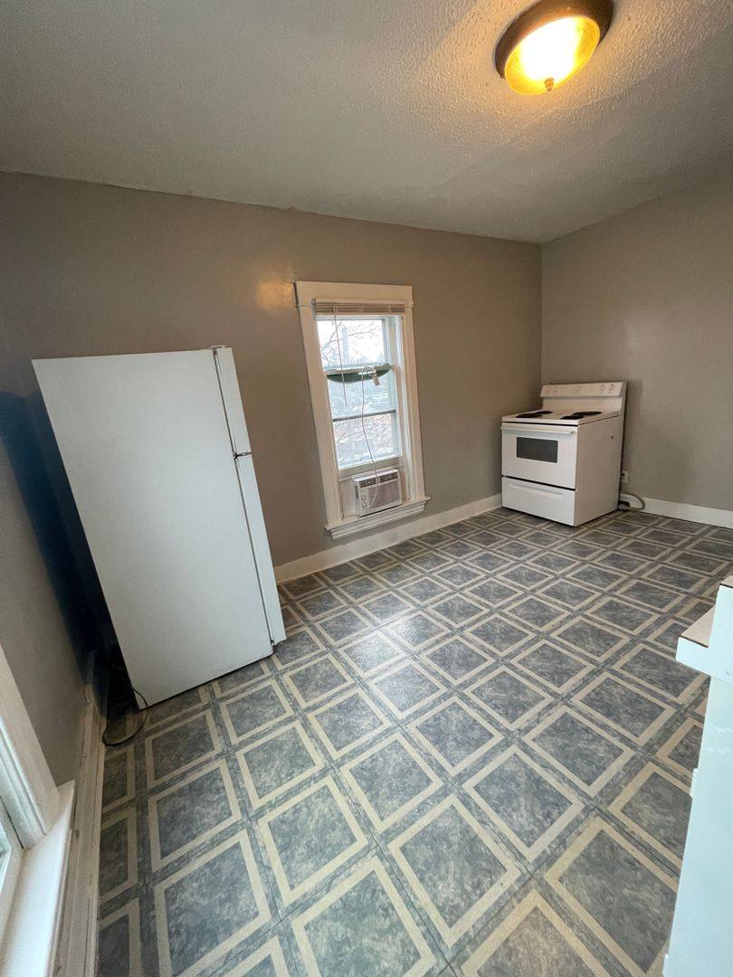 Apartment for rent at 727 S St, Waterloo, IA 50701