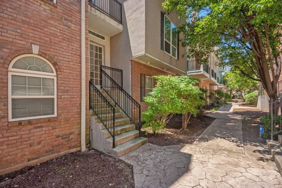 Apartment for rent at 5713 Lewis St, Dallas, TX 75206