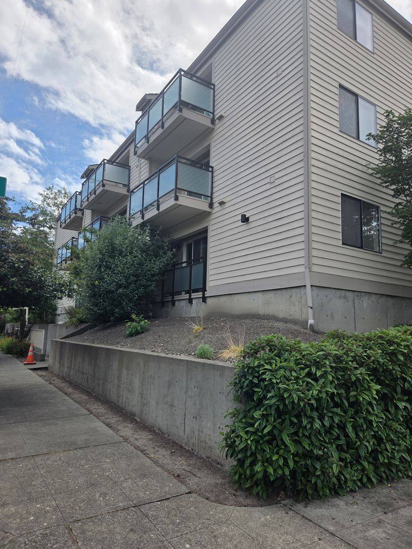 Apartment for rent at 6215 Phinney Ave N, Seattle, WA 98103