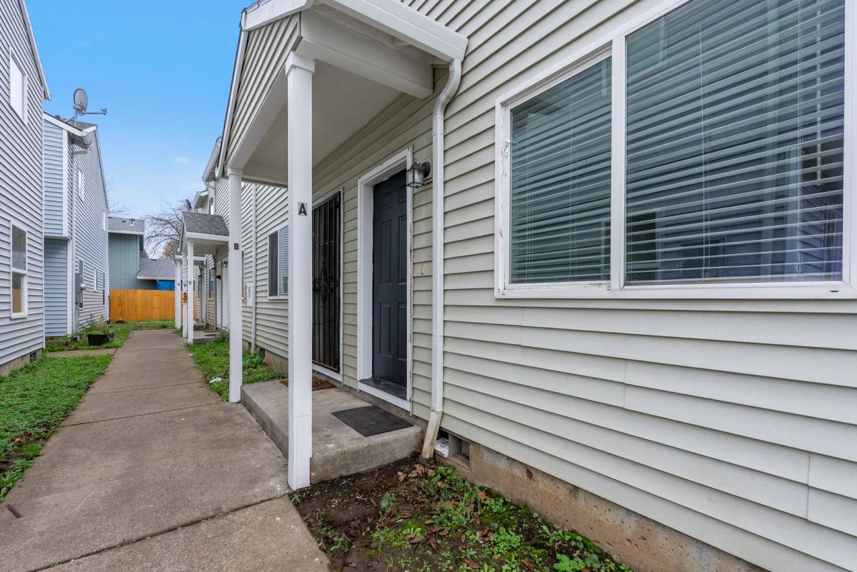 Townhouse for rent at 2338 SE 89th Ave, Portland, OR 97216
