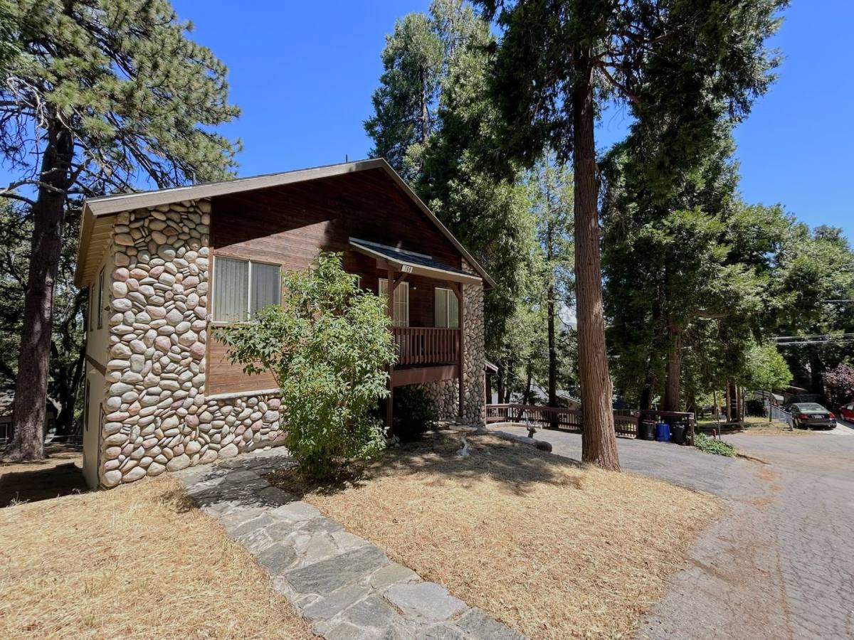 House for rent at 198 Pine Ridge Rd, Crestline, CA 92325