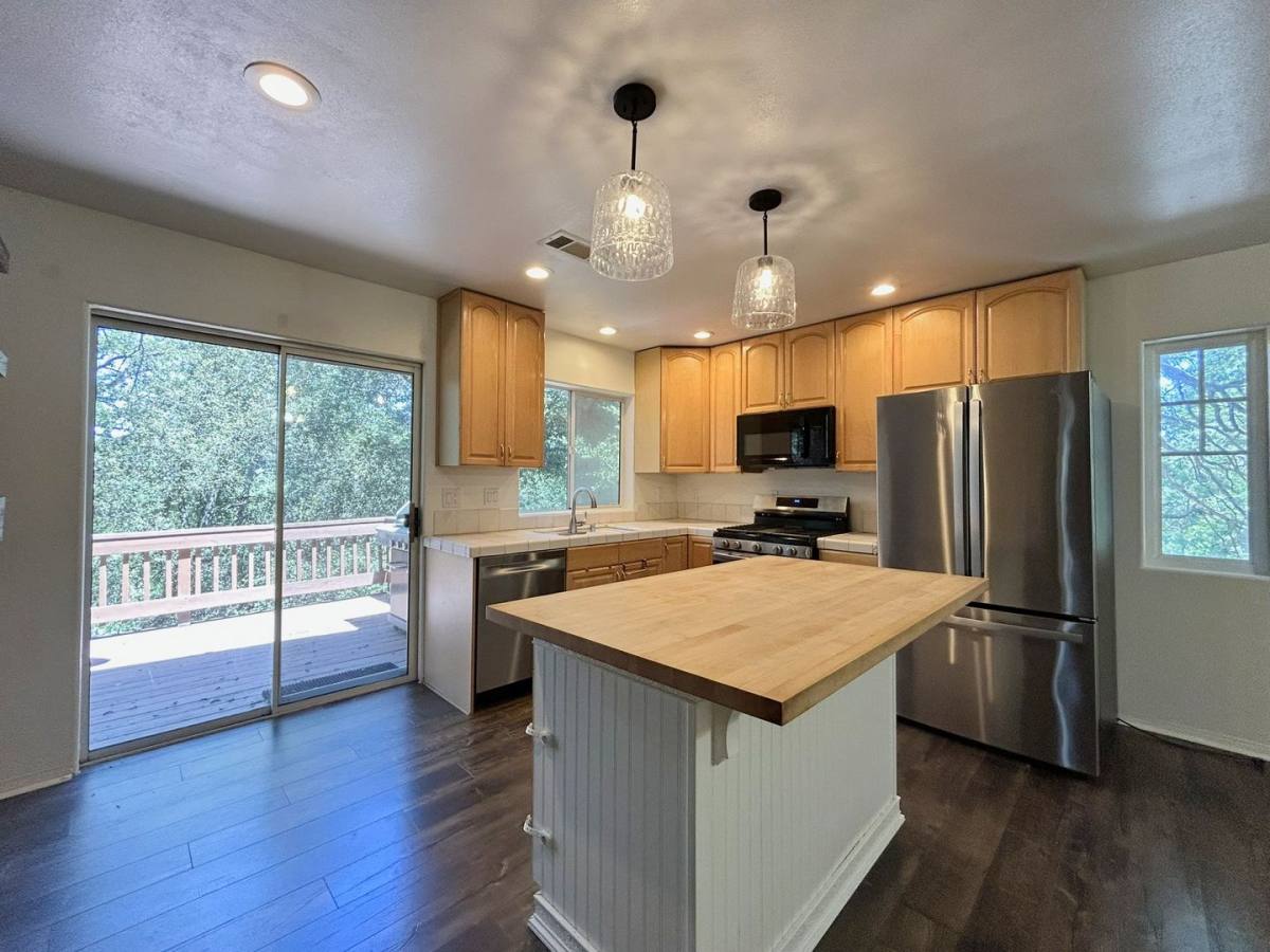 House for rent at 198 Pine Ridge Rd, Crestline, CA 92325