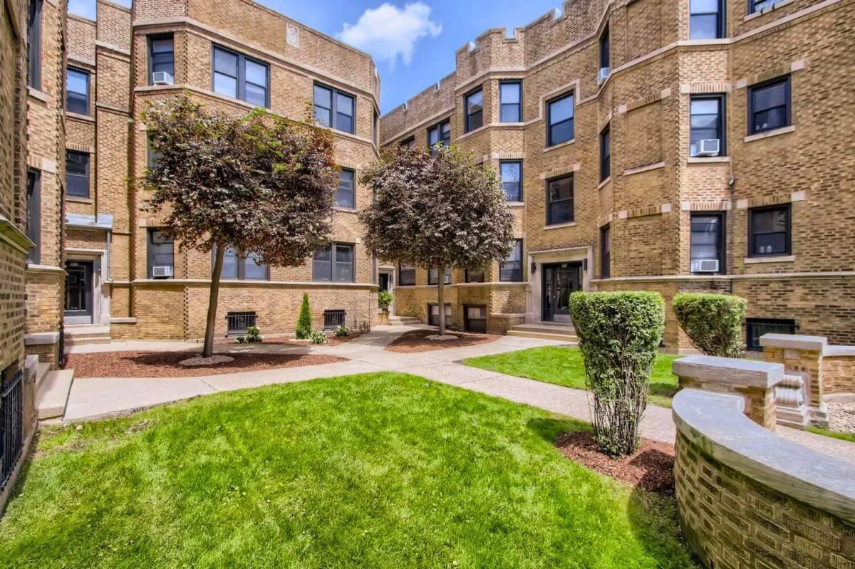 Apartment for rent at 632 W Stratford Place, Chicago, IL 60657