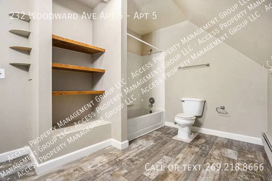 Apartment for rent at 232 Woodward Ave #5, Kalamazoo, MI 49007
