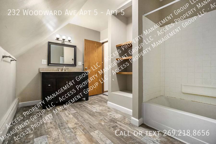 Apartment for rent at 232 Woodward Ave #5, Kalamazoo, MI 49007
