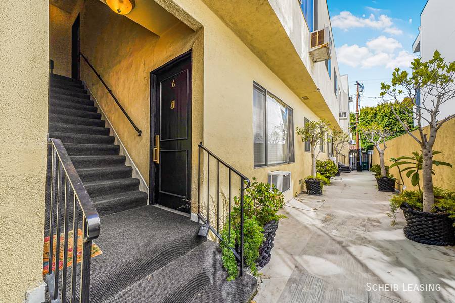 Apartment for rent at 220 N Crescent Dr #6, Beverly Hills, CA 90210