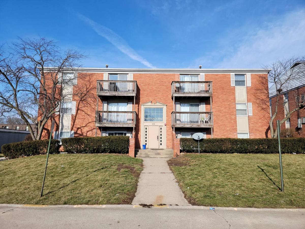 Apartment for rent at 906 E Harding, Urbana, IL 61801