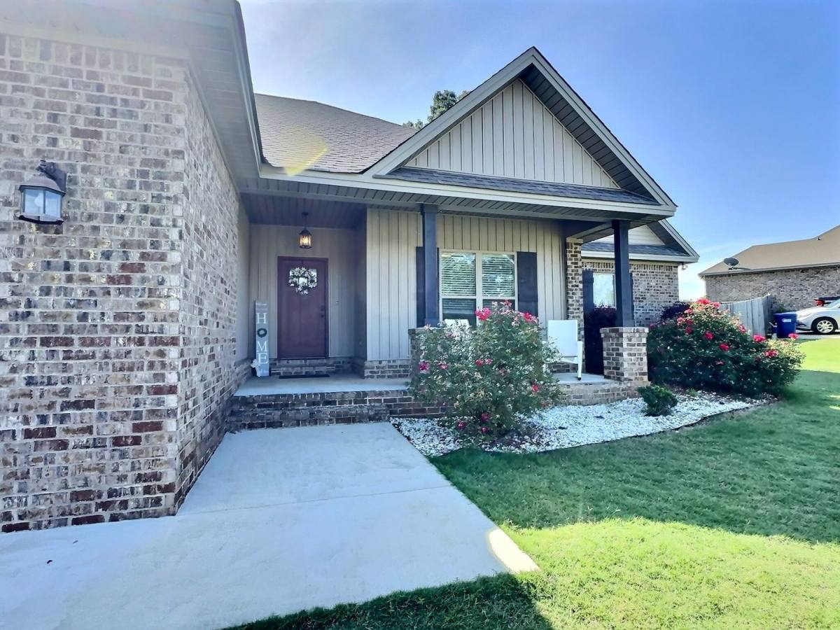 House for rent at 1018 Ridge Point Dr, Deatsville, AL 36022
