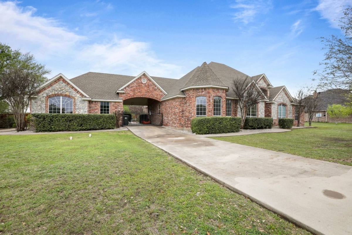 House for rent at 218 Deer Creek Dr, Aledo, TX 76008