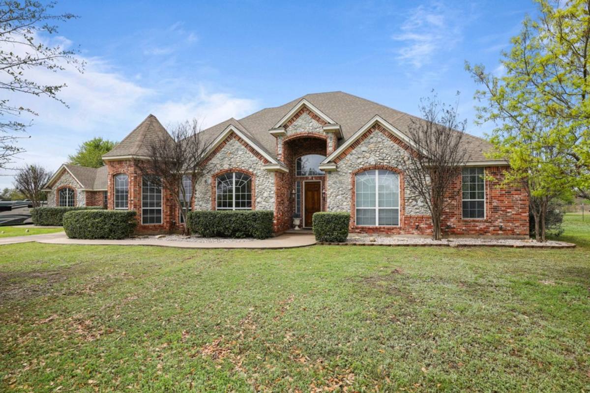 House for rent at 218 Deer Creek Dr, Aledo, TX 76008