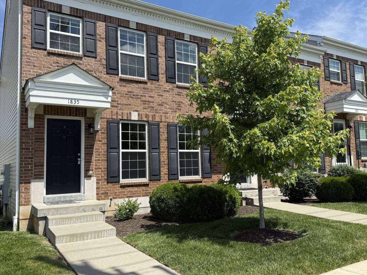 Townhouse for rent at 1835 Basston Dr, Saint Louis, MO 63146