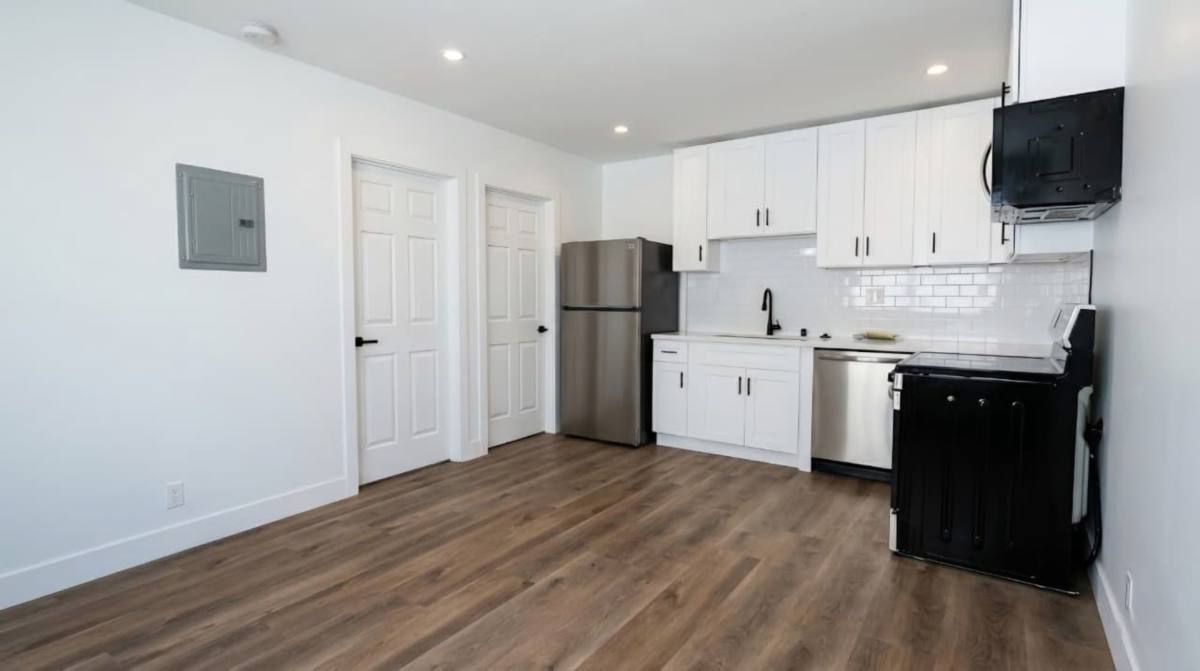 Apartment for rent at 428-432 W Regent St, Inglewood, CA 90301