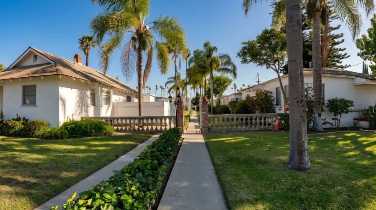 Apartment for rent at 428-432 W Regent St, Inglewood, CA 90301