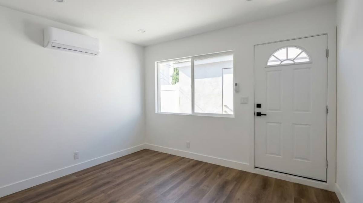 Apartment for rent at 428-432 W Regent St, Inglewood, CA 90301