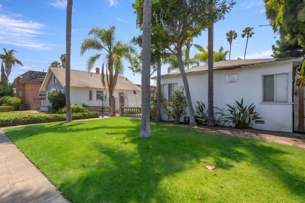 Apartment for rent at 428-432 W Regent St, Inglewood, CA 90301