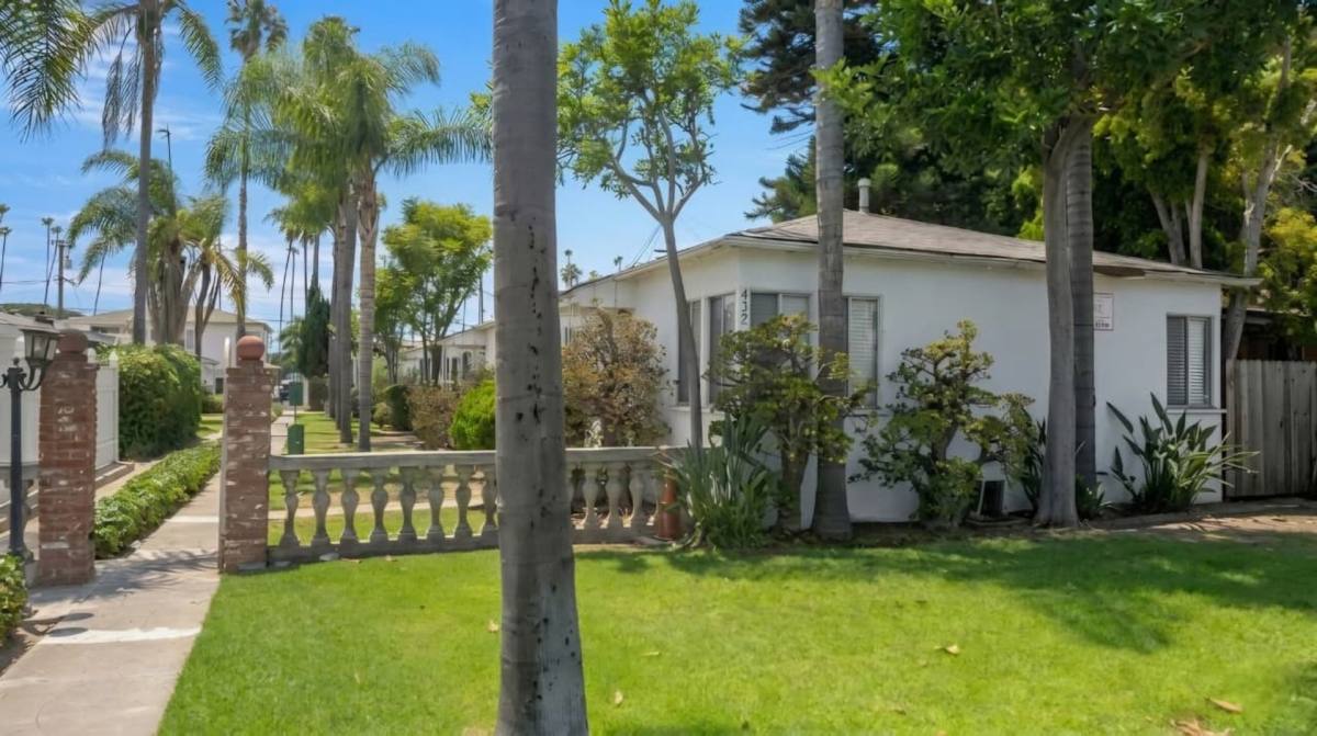 Apartment for rent at 428-432 W Regent St, Inglewood, CA 90301