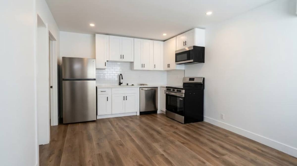 Apartment for rent at 428-432 W Regent St, Inglewood, CA 90301