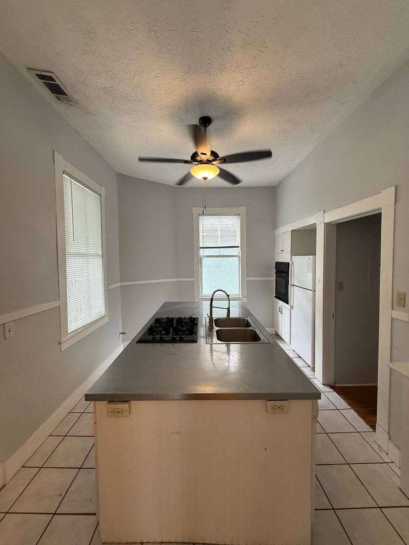 Apartment for rent at 11-15 E 32nd St, Savannah, GA 31401