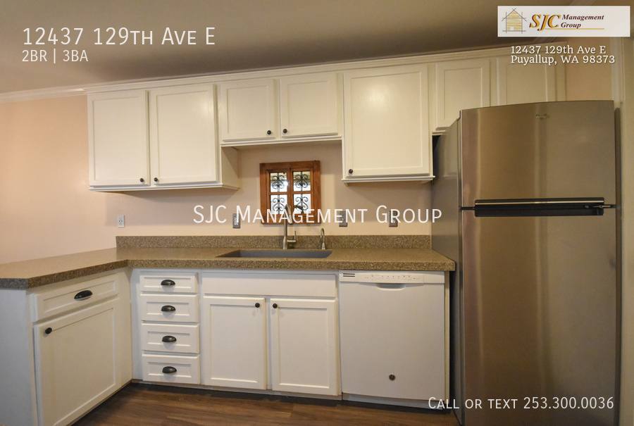 Townhouse for rent at 12437 129th Ave E, Puyallup, WA 98373