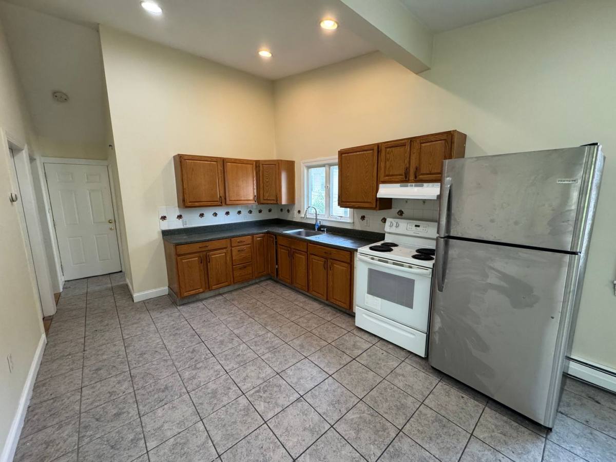 Apartment for rent at 1-3 Yeaton Place, Haverhill, MA 01832