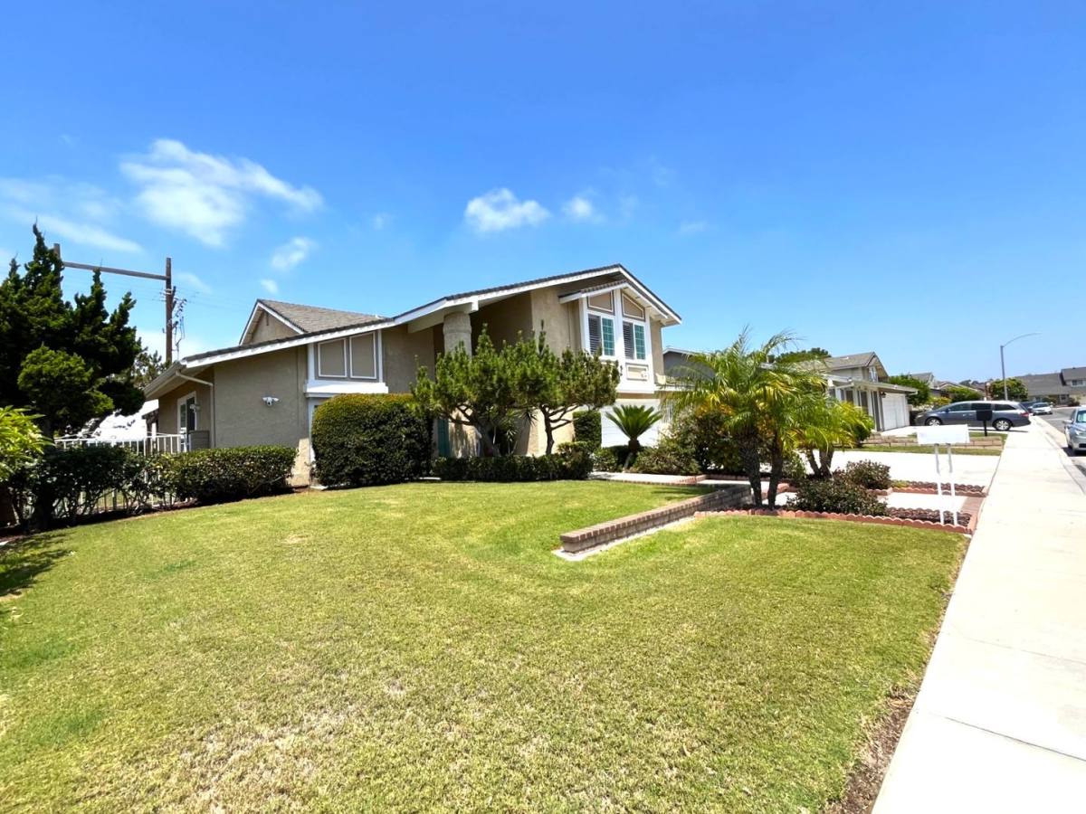 House for rent at 581 S Greenwich St, Anaheim, CA 92804