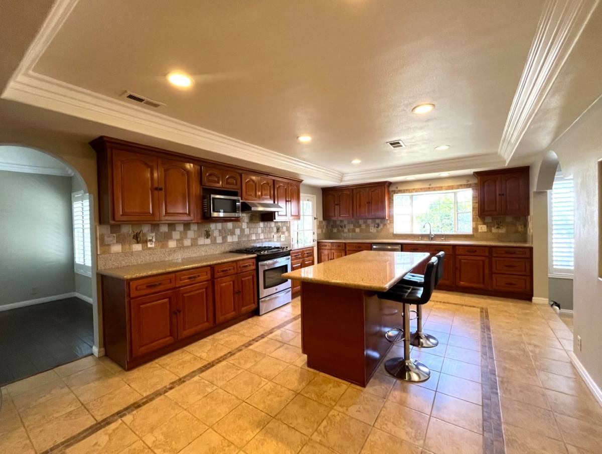 House for rent at 581 S Greenwich St, Anaheim, CA 92804