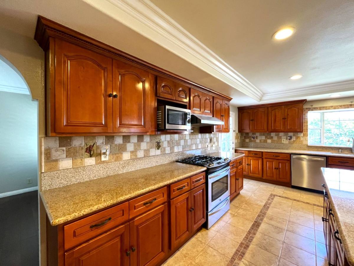 House for rent at 581 S Greenwich St, Anaheim, CA 92804