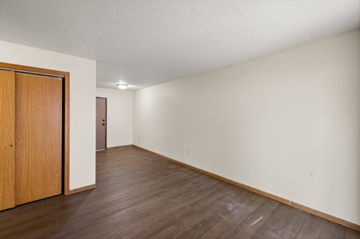 Apartment for rent at 530 E Kenyon, Des Moines, IA 50315