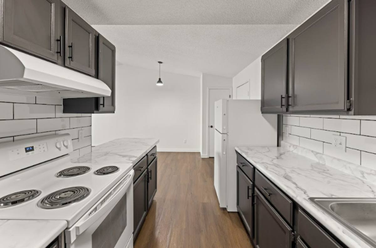 Apartment for rent at 530 E Kenyon, Des Moines, IA 50315