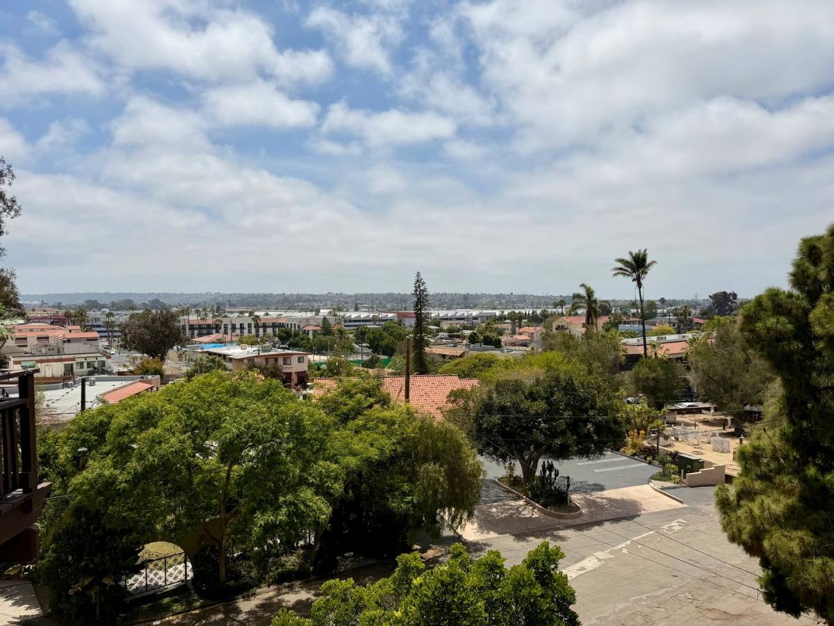 Townhouse for rent at 4032 Ampudia St, San Diego, CA 92110