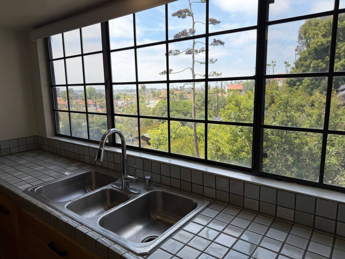Townhouse for rent at 4032 Ampudia St, San Diego, CA 92110