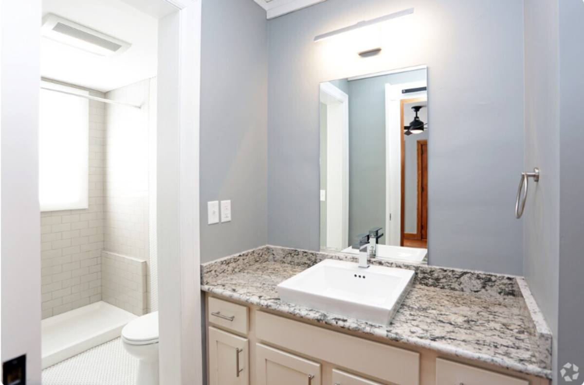 Apartment for rent at 511 29th St, Des Moines, IA 50312