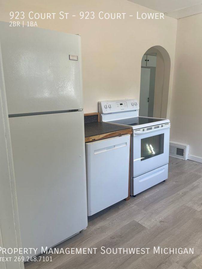 Apartment for rent at 923 Court St, Saint Joseph, MI 49085
