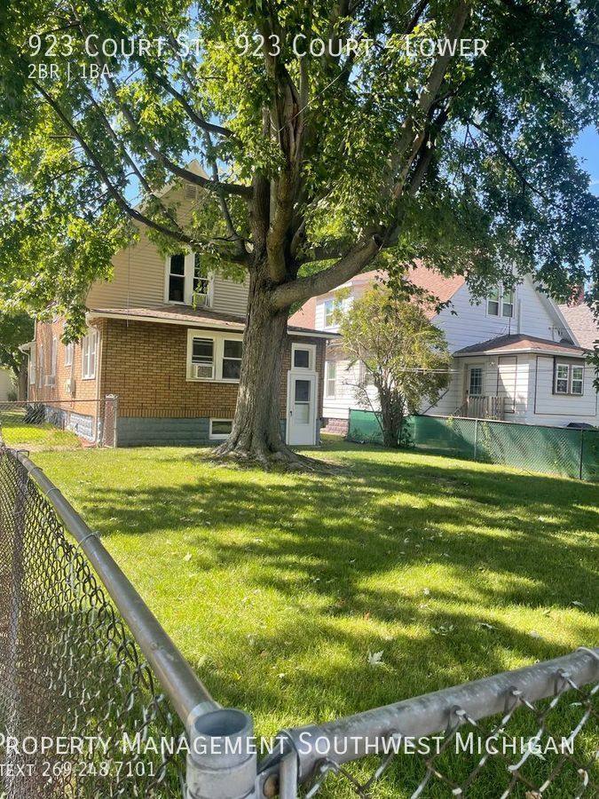 Apartment for rent at 923 Court St, Saint Joseph, MI 49085