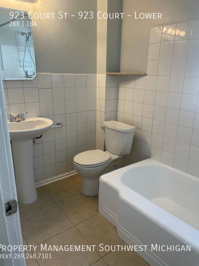 Apartment for rent at 923 Court St, Saint Joseph, MI 49085