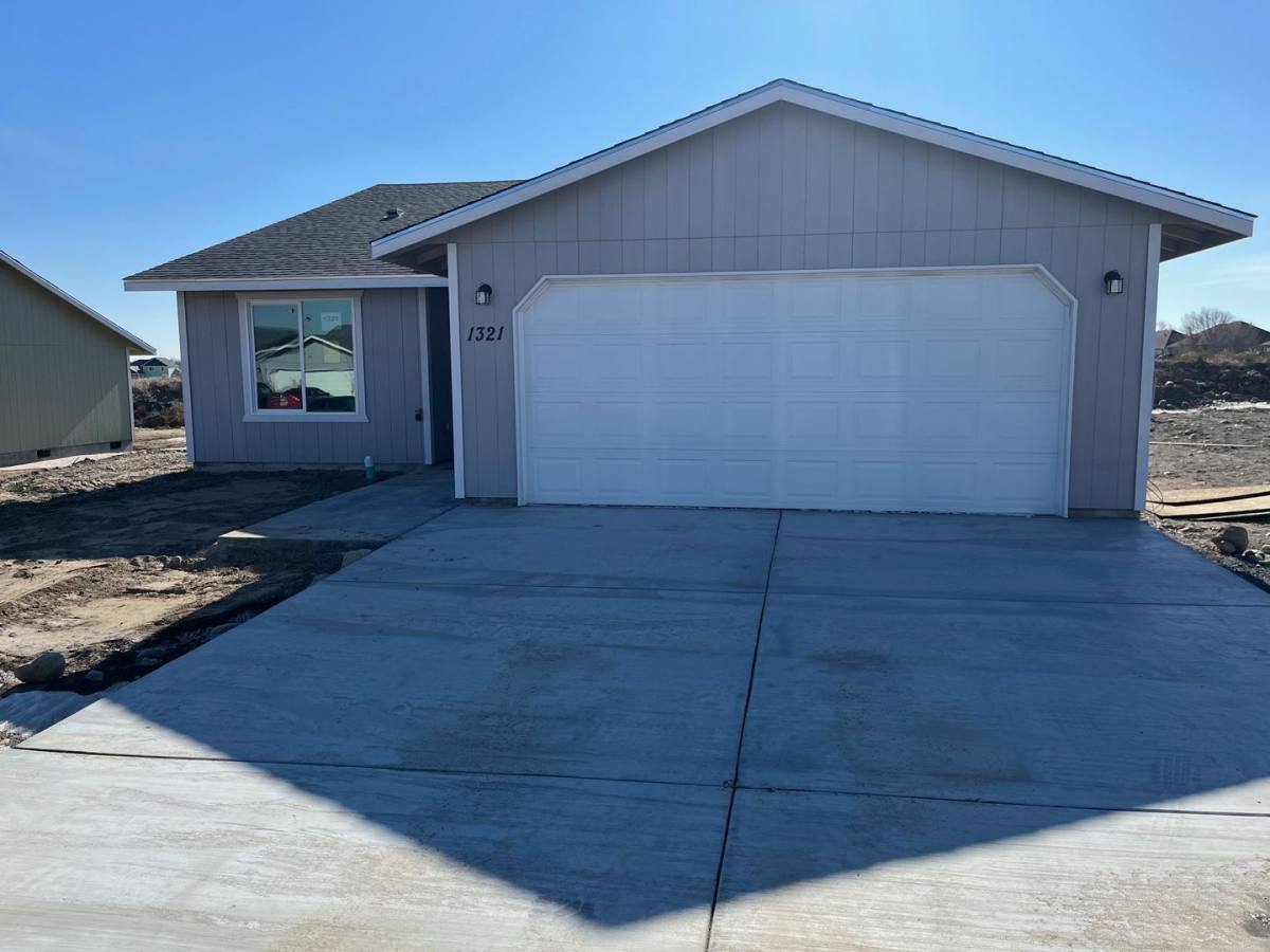 House for rent at 1321 W Polo Ridge Dr, Moses Lake, WA 98837