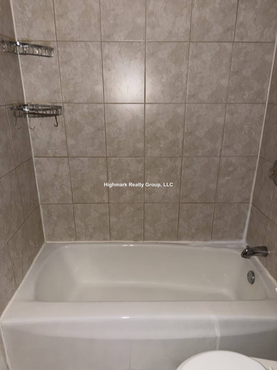 Apartment for rent at 6830 N Sheridan Rd, Chicago, IL 60626