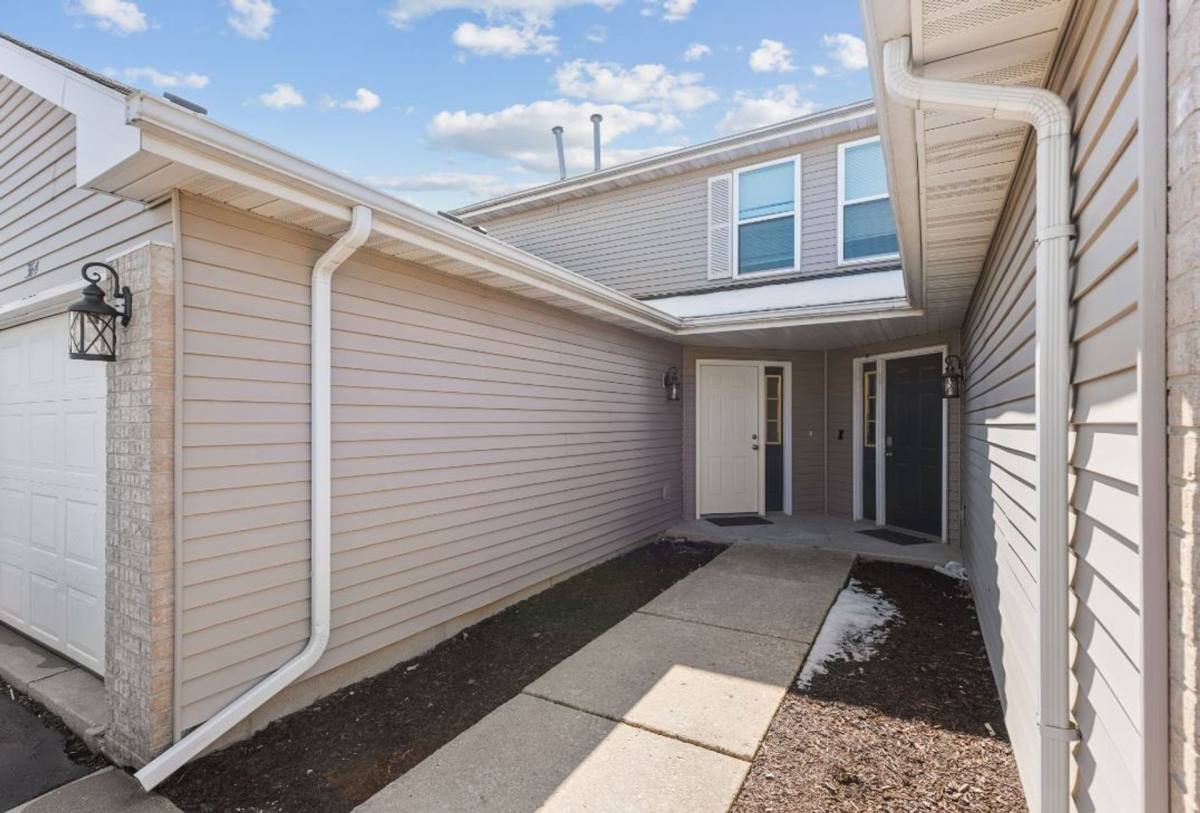 Townhouse for rent at 386 Amphitheater Dr, Rockford, IL 61107