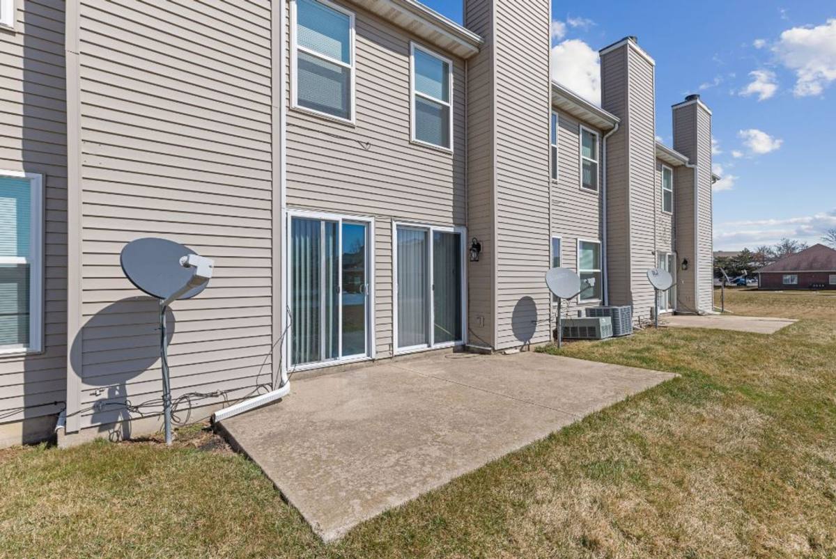Townhouse for rent at 386 Amphitheater Dr, Rockford, IL 61107
